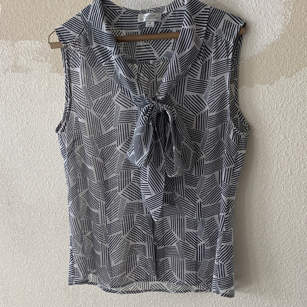 Chic Black and White Geometric Sleeveless Button Down Blouse